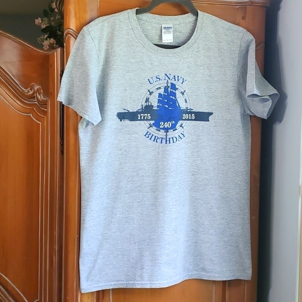 US NAVY GRAY TEE,1775- 2015 240 birthday.  Size medium. GOOD used condition.‎